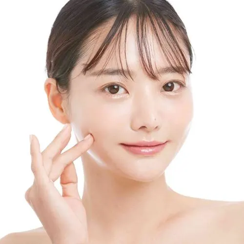 피부 관리 후 깨끗하고 맑은 피부를 가진 여성이 카메라를 향해 부드럽게 미소 짓는 모습으로, 얼굴에 자연스러운 윤광이 표현되어 있다. (A woman with clear and radiant skin smiling softly at the camera after skincare, showing a natural glow and healthy complexion.)