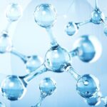 투명한 분자 구조가 떠 있는 모습으로, 피부 탄력과 콜라겐의 분자적 작용을 시각적으로 표현한 이미지 Transparent molecular structure representing the collagen molecules that support skin elasticity and firmness