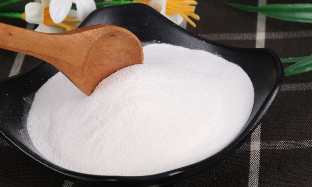 나무 스푼으로 떠낸 흰색 콜라겐 파우더가 담긴 그릇 이미지로, 콜라겐 섭취 형태와 영양 보충을 상징함 A bowl of white collagen powder with a wooden spoon, symbolizing collagen supplementation and nutritional intake