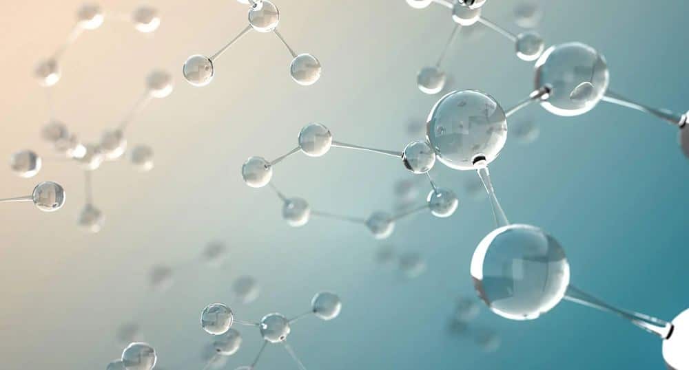 파란빛 배경 위에 콜라겐 분자가 연결된 이미지로, 콜라겐의 과학적 구조와 생체 작용을 상징한 장면 Collagen molecules connected against a blue background, symbolizing the scientific structure and biological role of collagen