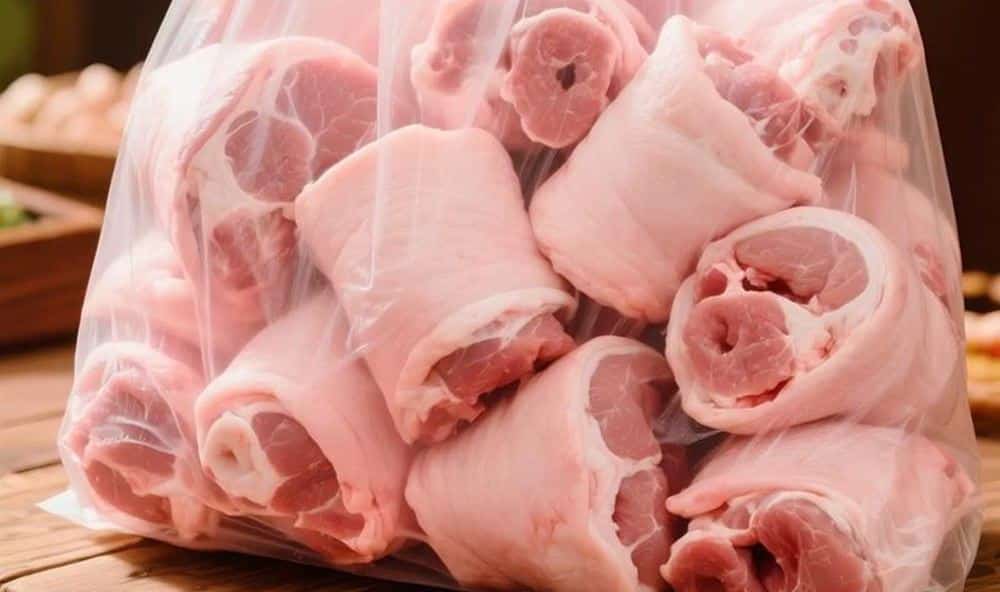 생고기가 담긴 비닐봉지 속 모습으로, 콜라겐의 주요 원료인 동물성 단백질 원천을 보여주는 이미지 A bag of fresh pork cuts representing the animal protein source used for collagen production