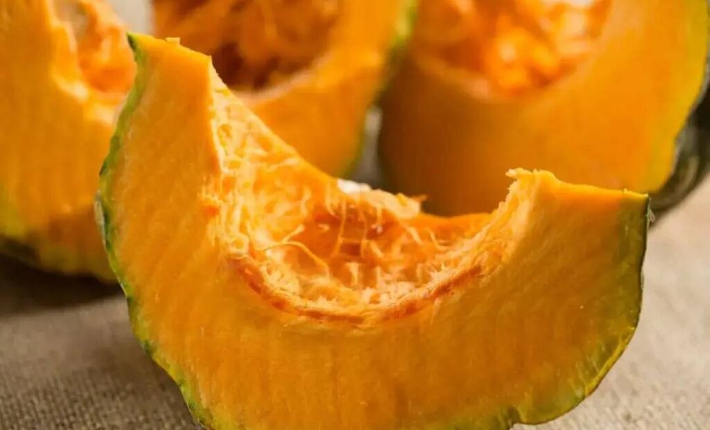 노릇하게 익은 단호박 속살이 부드럽게 비치는 장면으로, 단호박의 자연스러운 단맛과 영양 가치를 보여주는 이미지 Close-up of roasted sweet pumpkin showing its natural sweetness and soft texture full of nutrients