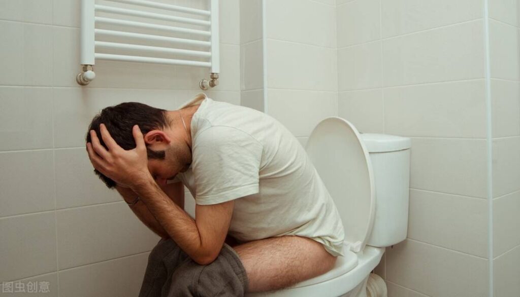 화장실에서 힘들어하는 남성의 모습으로, 배변이 잘 나오지 않을 때의 불편함과 긴장감을 보여주는 장면 A man sitting on a toilet in discomfort, depicting the struggle of constipation and bowel irregularity