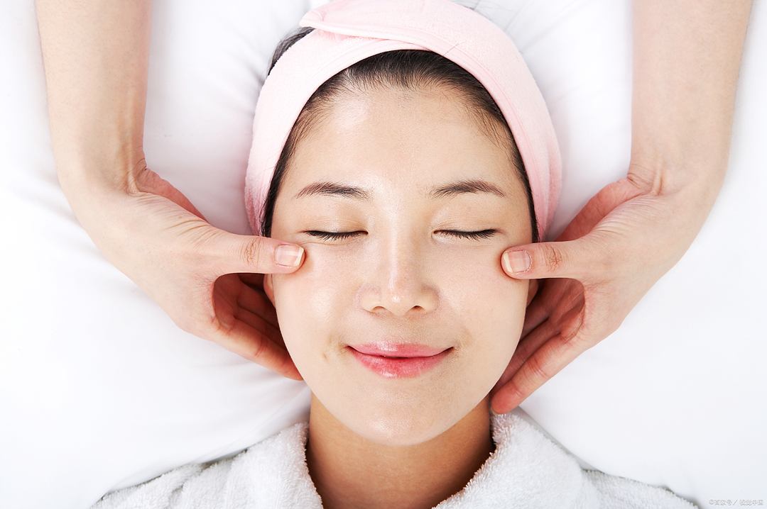 눈을 감은 채 얼굴 마사지를 받는 여성의 모습으로, 얼굴 붓기 완화와 림프 순환 개선을 표현한 이미지 A woman receiving a facial massage with eyes closed, representing facial puffiness relief and improved lymph circulation