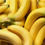 노랗게 잘 익은 바나나가 겹겹이 쌓여 있는 모습으로, 에너지 보충과 피로 회복에 좋은 바나나의 신선함을 보여주는 이미지 A bunch of ripe yellow bananas stacked together, showing their freshness and energy-boosting benefits