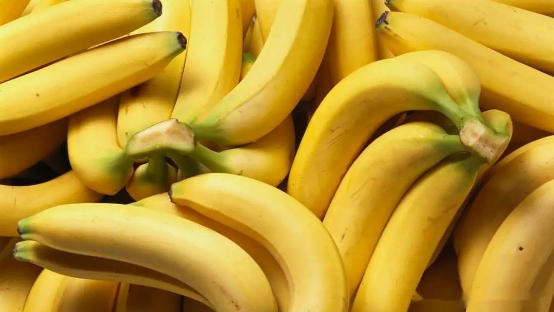 노랗게 잘 익은 바나나가 겹겹이 쌓여 있는 모습으로, 에너지 보충과 피로 회복에 좋은 바나나의 신선함을 보여주는 이미지 A bunch of ripe yellow bananas stacked together, showing their freshness and energy-boosting benefits