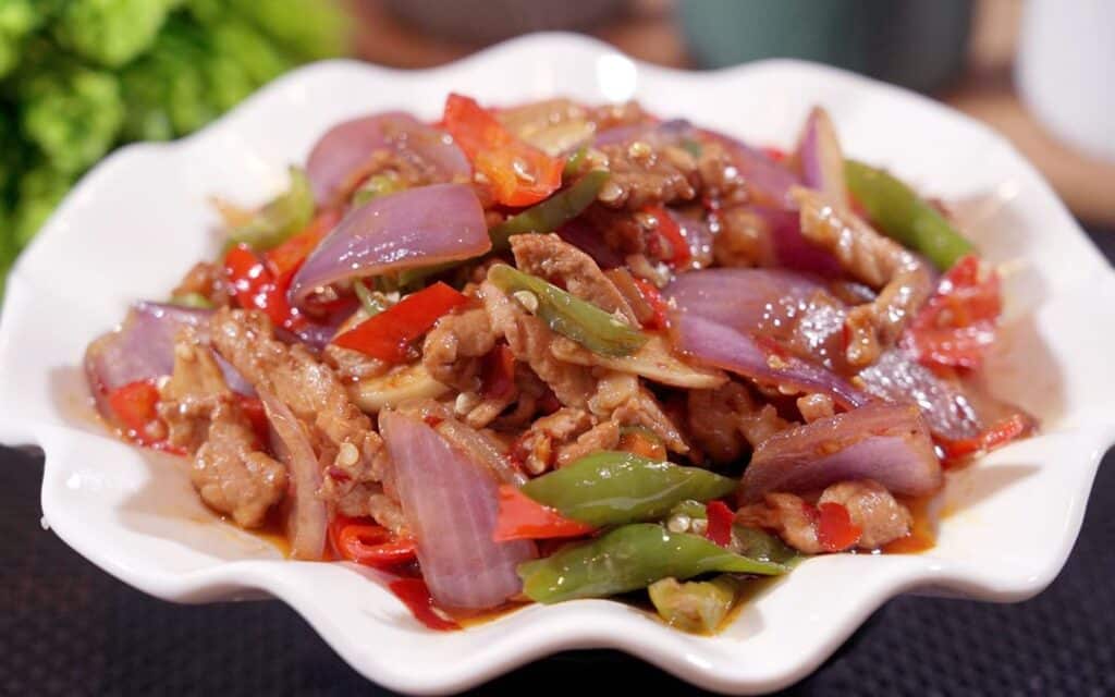 얇게 썬 적양파 단면이 겹겹이 펼쳐진 모습으로, 양파의 풍부한 영양층과 조리 활용도를 보여주는 이미지 Sliced red onion rings showing layered texture and versatility in cooking