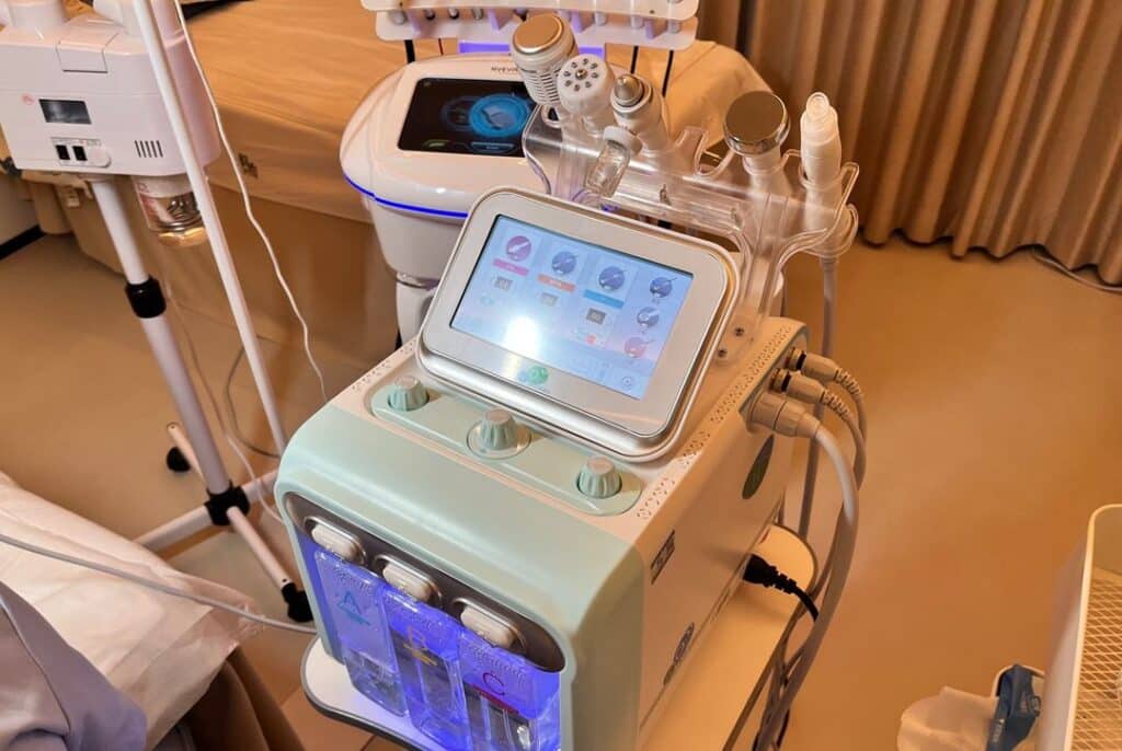 여드름 흉터 관리에 사용되는 피부 치료 기기 클로즈업으로, 전문 클리닉에서 사용하는 장비의 예시를 보여주는 이미지 A close-up of a dermatology treatment device used for acne scar care in professional skin clinics