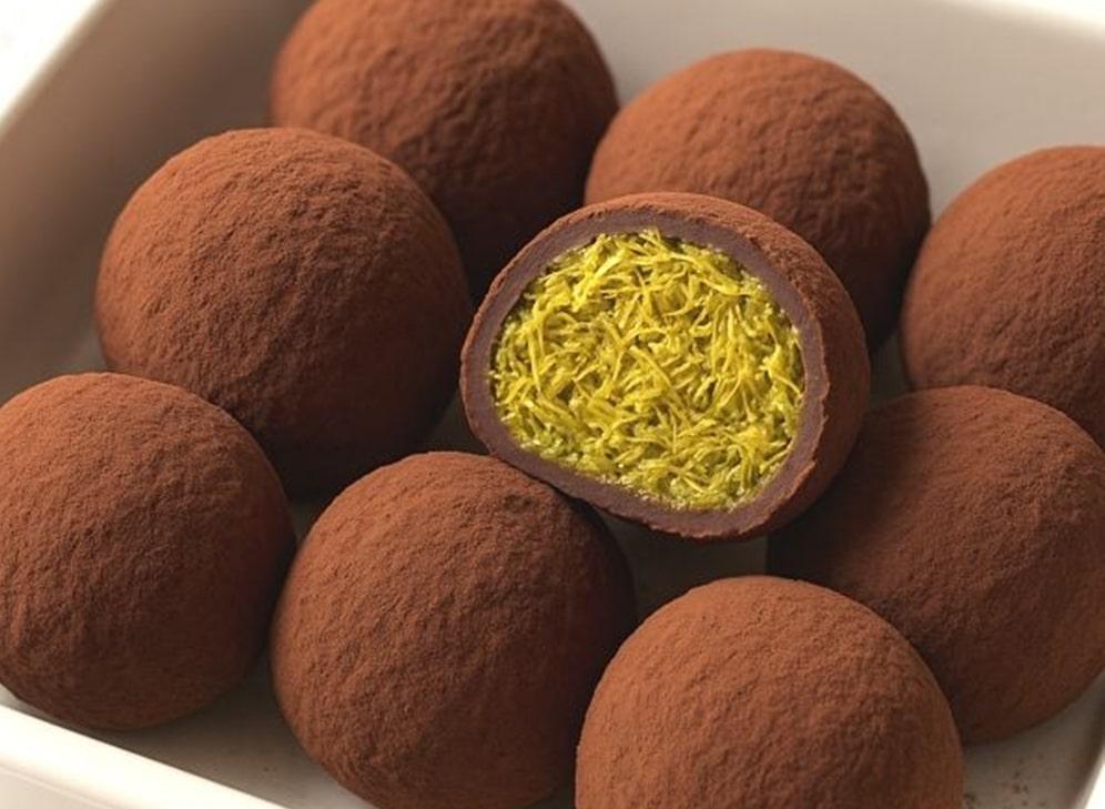 동그란 모양의 두바이 쫀득 쿠키와 카다이프 결이 살아있는 내부 모습