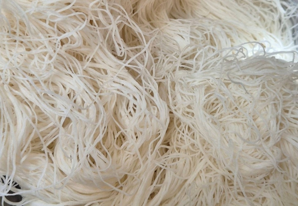 두쫀쿠의 핵심 재료이자 바삭한 식감을 내는 얇은 카다이프 면 식재료 사진