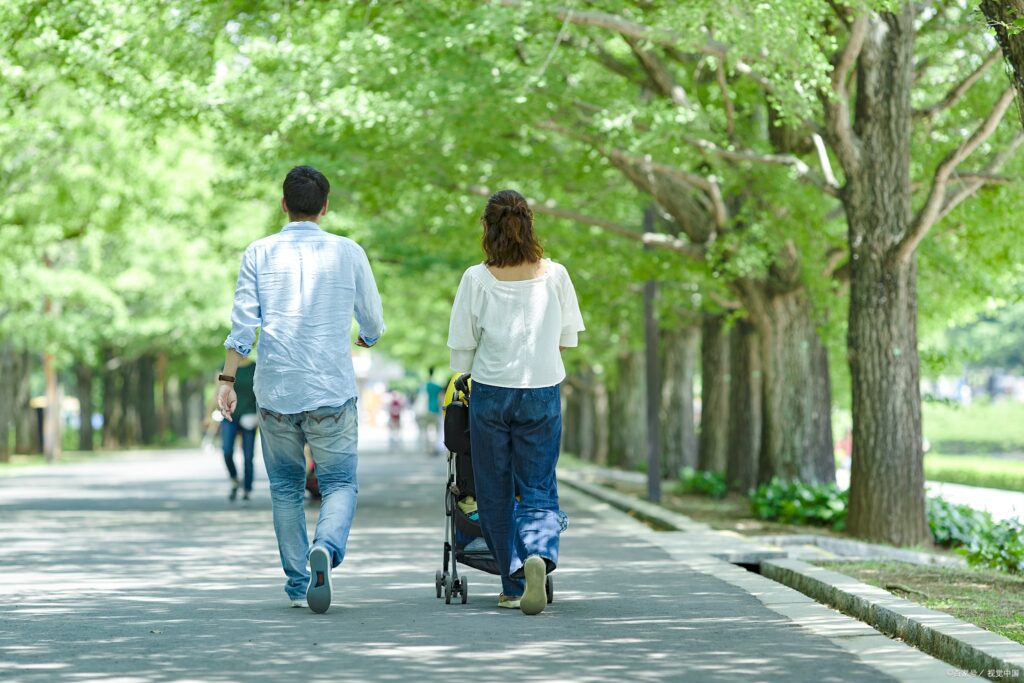 식사 후 공원을 산책하는 커플의 모습. 식후 30분~1시간 사이의 가벼운 운동은 식후 2시간 혈당을 정상 수치로 유지하는 데 도움을 줍니다.
