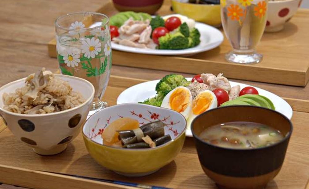 현미밥, 채소, 단백질 위주로 구성된 균형 잡힌 식사 사진. 건강한 식단은 식후 2시간 혈당을 정상 범위로 유지하는 데 필수적입니다.