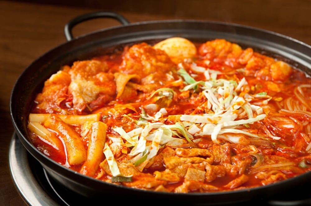 혈압 상승의 주원인인 나트륨 함량이 높은 맵고 짠 국물 요리