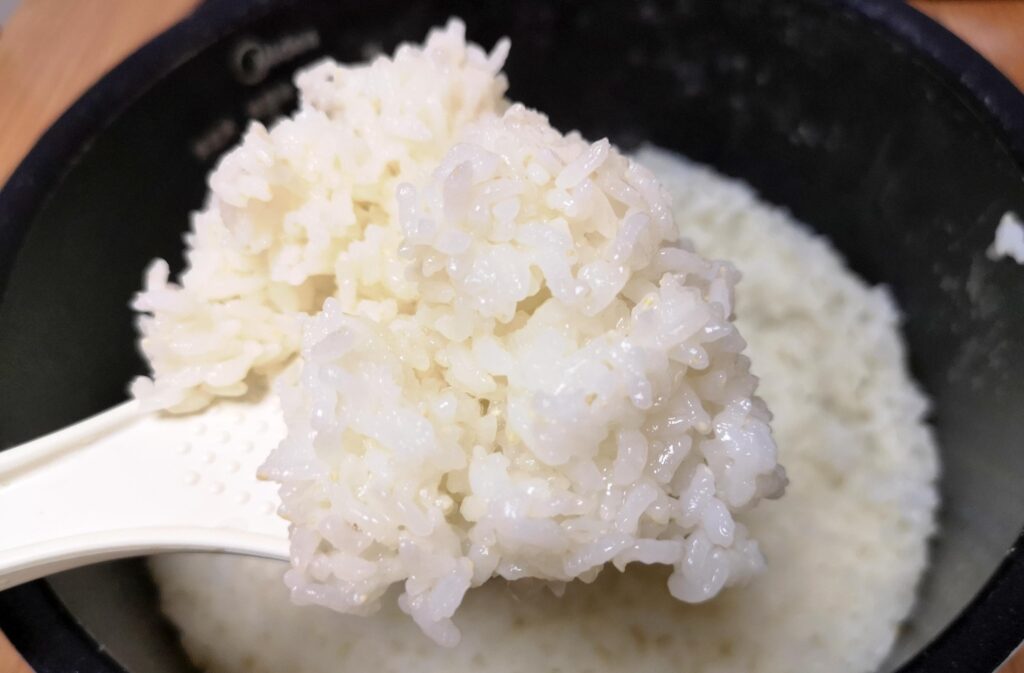 갓 지은 하얀 쌀밥을 주걱으로 가득 뜨는 모습. 정제된 탄수화물인 흰쌀밥은 식이섬유가 부족하여 식후 혈당을 급격히 올리는 당뇨에 안좋은 대표적인 음식입니다.
