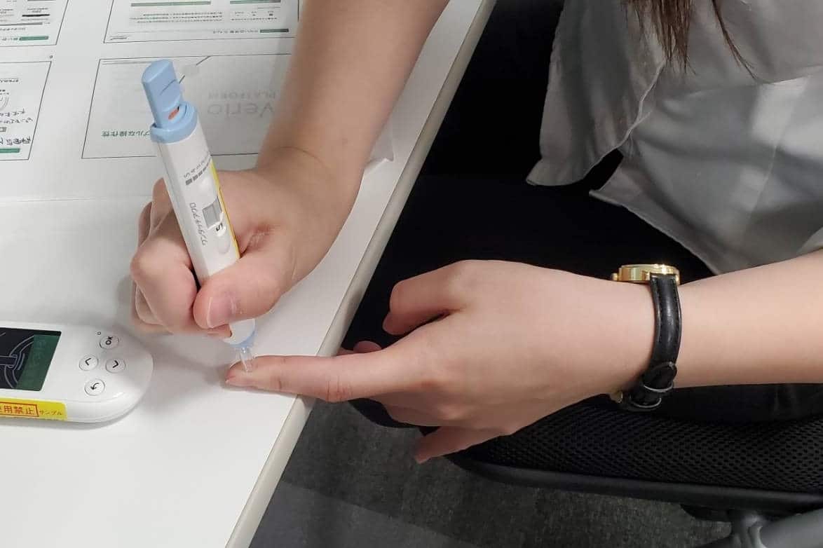 정확한 수치 관리를 위한 기상 직후 아침 공복혈당 측정 모습