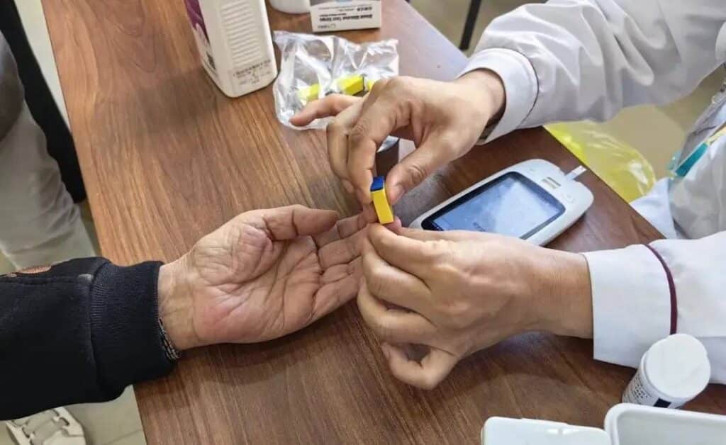 의사가 직접 환자의 혈당을 체크하는 모습